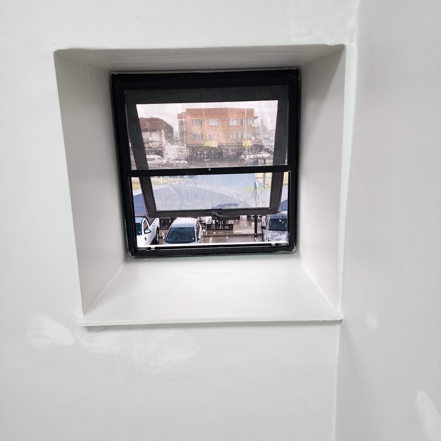 The same reveal finished and painted: a square, sharp arris on a lightweight EPS-cored wall. Look at the corner - this is the finish quality the render carries.