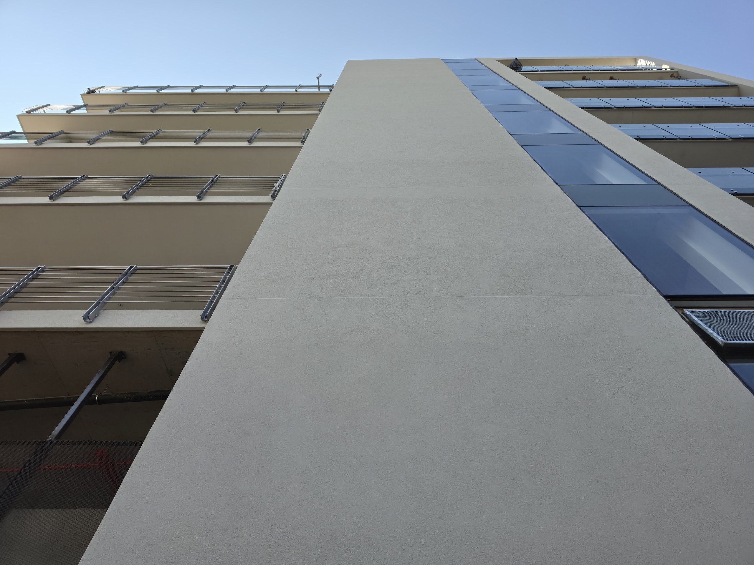 A blade wall taken from directly below. The arris runs the full height of the blade without a break, with a single horizontal joint line crossing the face.