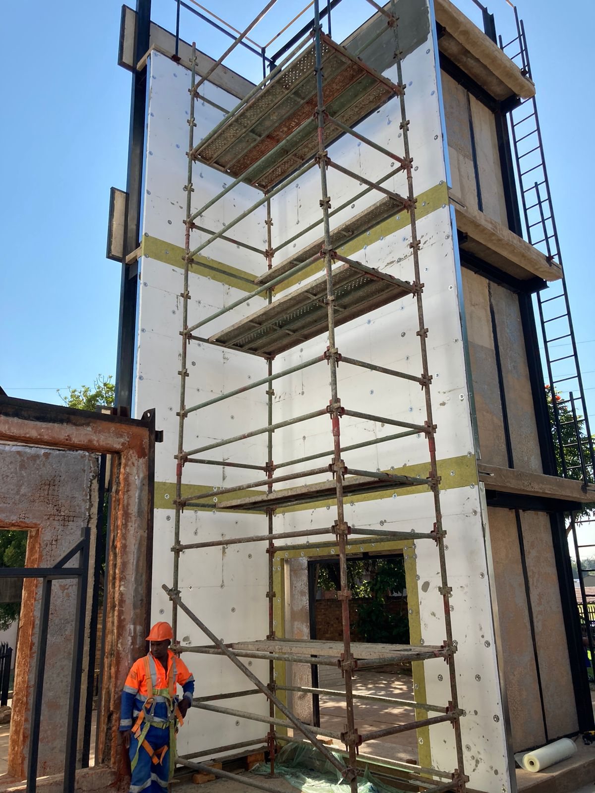 The rig, under construction. 8.5 m of wall on FIRELAB's SANS 8414 facility at the CSIR cam