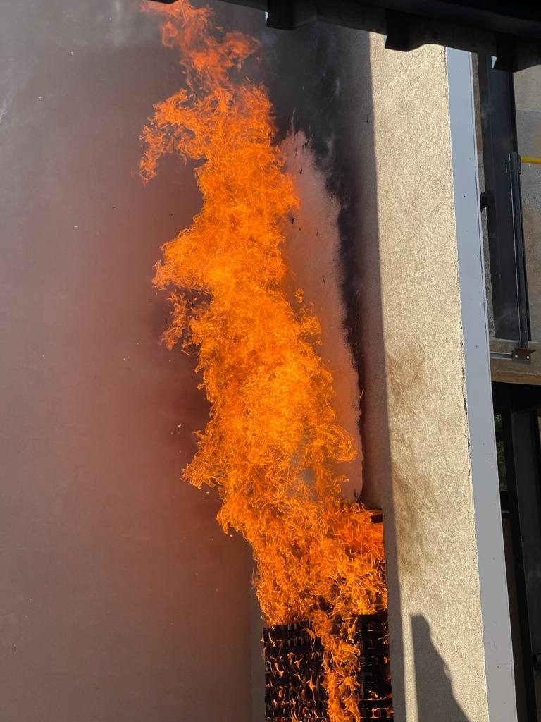 The flame against the render. Only one external thermocouple went over 600 degrees, and it