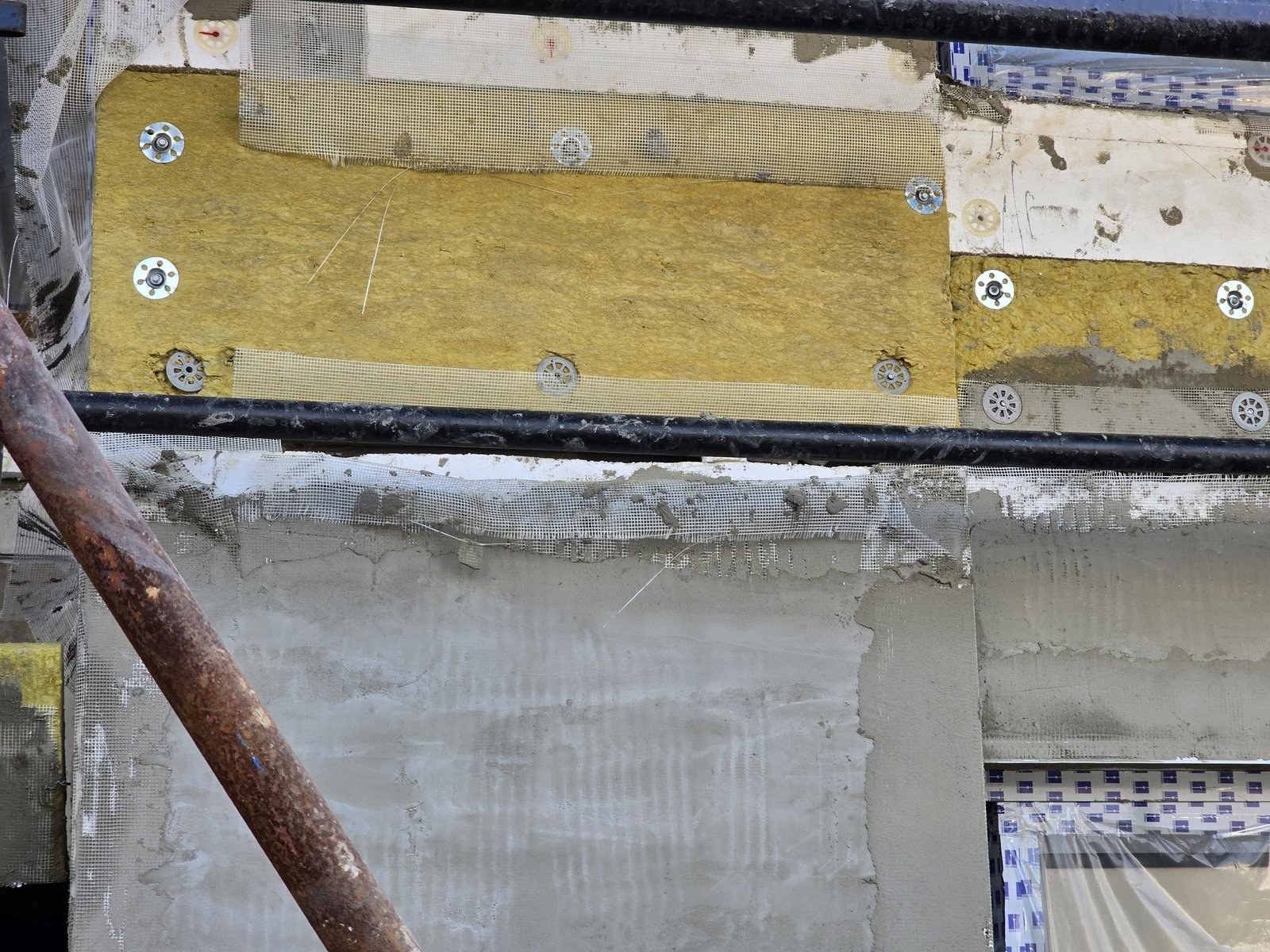 Mineral wool fire band between EPS boards, mesh-reinforced and disc-fixed